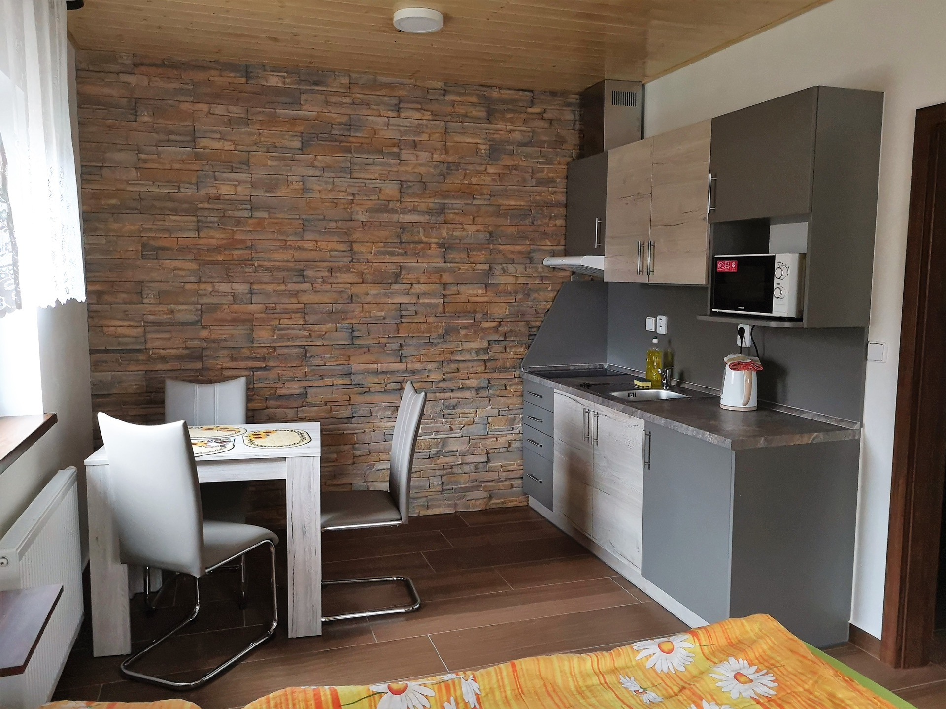 Kuchyňka v podkrovních apartmánech 6 a 7