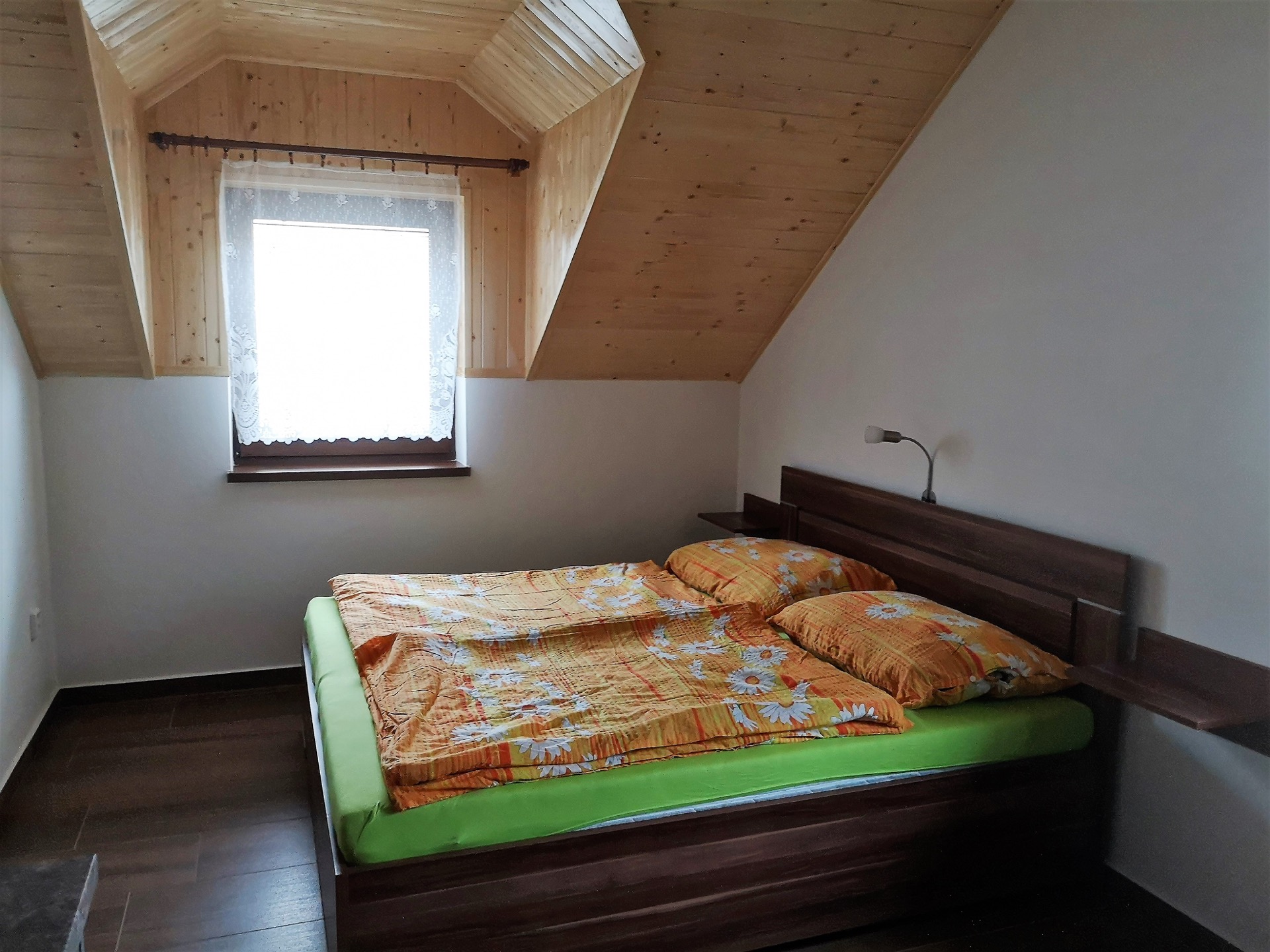Ložnice v podkrovních apartmánech 6 a 7